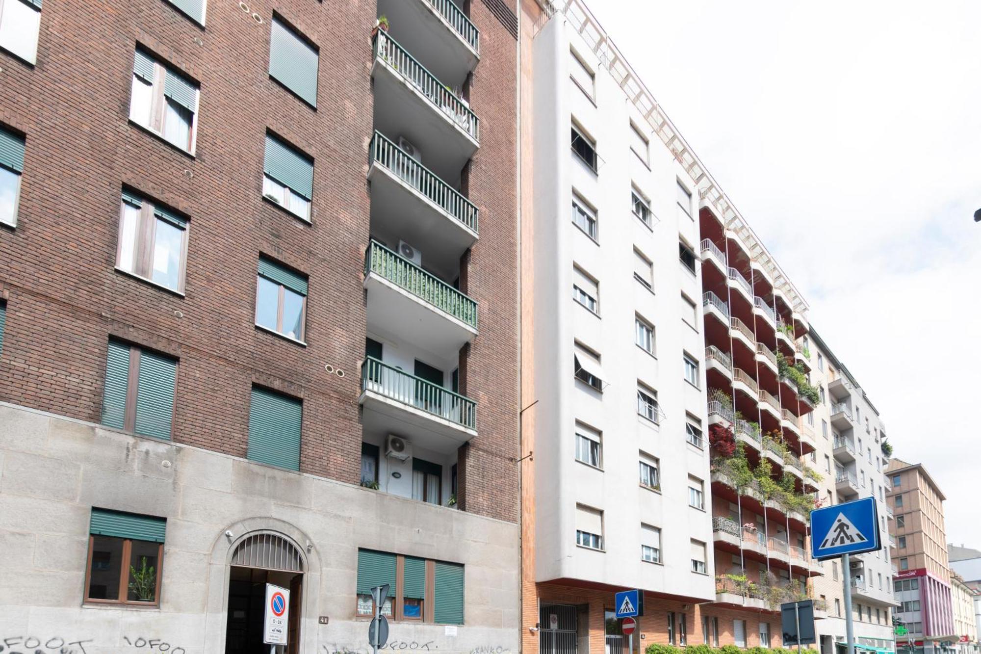 Modern & Stylish Near Isola & Station Apartamento